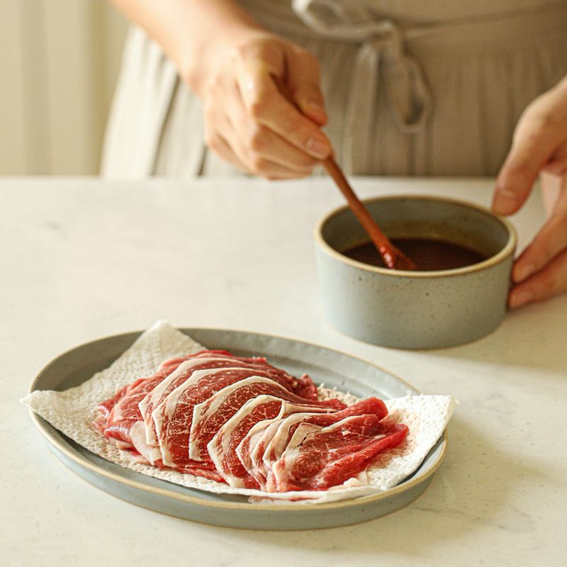 차돌박이는 키친타올에 올려 핏물을 제거해주세요. 볼에 양념 재료를 넣어 섞어주세요.