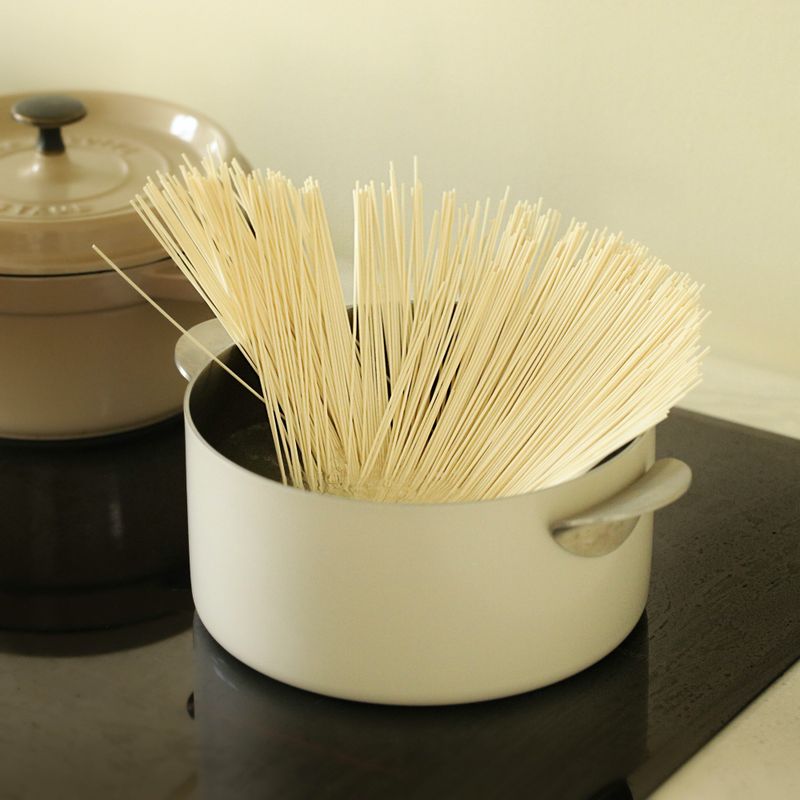 끓는 물에 중면을 펼쳐 넣고, 면끼리 달라붙지 않도록 젓가락으로 저어주세요. 물이 끓어오르면 찬물 반 컵을 3~4회 반복해서 국수를 삶아주세요.