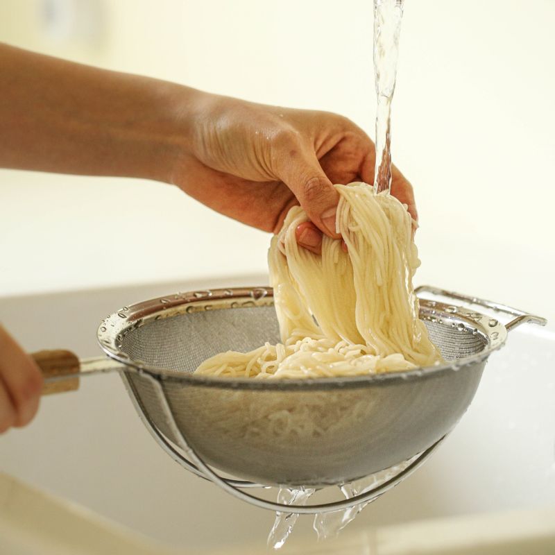 흐르는 찬물에 중면을 여러 번 씻어 전분기를 없애고, 채반에 받쳐 물기를 빼주세요.