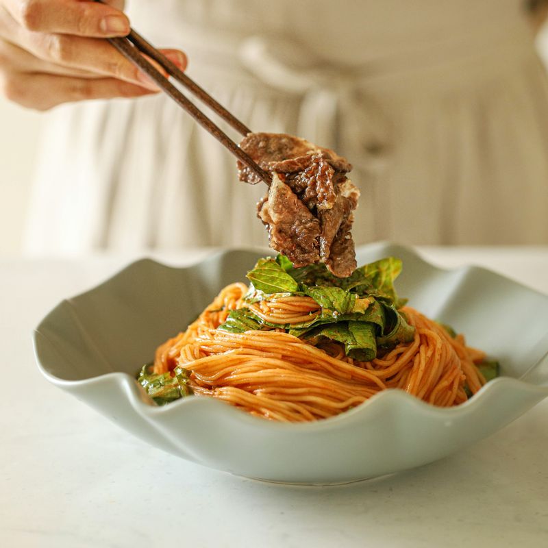 완성 그릇에 비빔국수를 담고 차돌박이와 오이채, 대파채, 홍고추, 깨를 뿌려 완성해주세요.
(기호에 따라 깻잎, 치커리 등의 야채등을 넣어 드셔도 좋아요.)