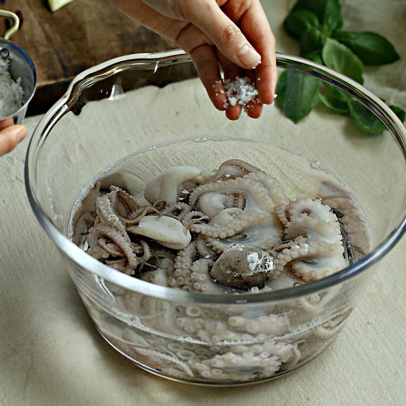 주꾸미는 소금물에 흔들어 씻은 후 체에 받쳐 물기를 빼주세요. 마늘은 편으로 썰고 페페론치논은 굵게 다져주세요.