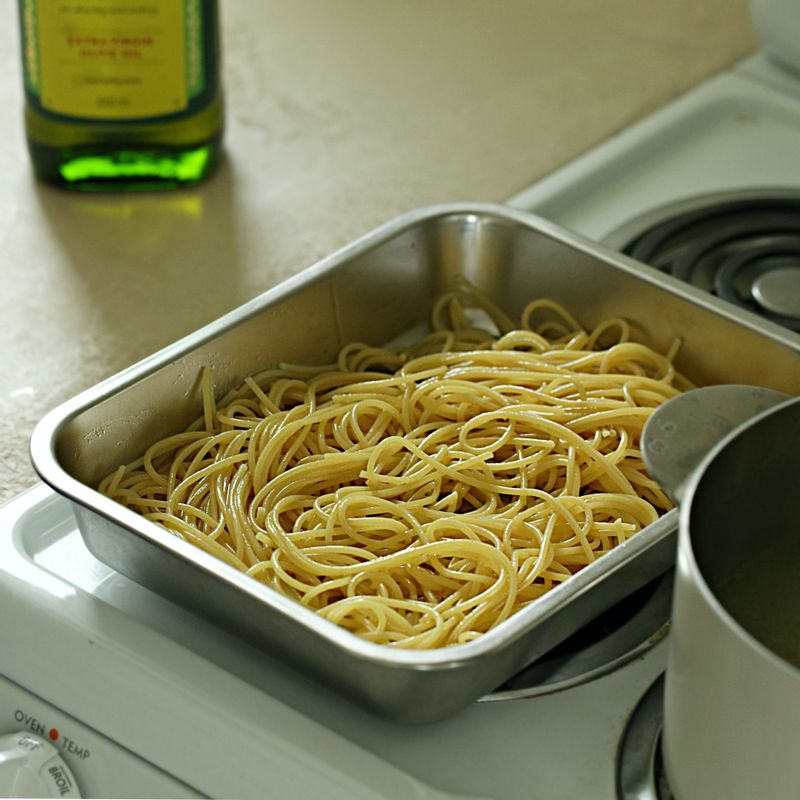 냄비에 물 2리터를 넣어 끓어오르면 약간의 소금과 올리브오일, 파스타면을 넣어 5분정도 삶아주세요.
(파스타면 삶은 물 1/3컵을 따로 빼두세요.)