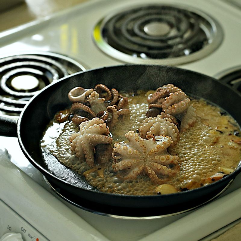 달군 팬에 올리브오일을 두른 후 마늘편과 페페론치노를 넣어 1분 정도 볶다가 주꾸미를 넣고 약간의 소금, 후추를 뿌려주세요.