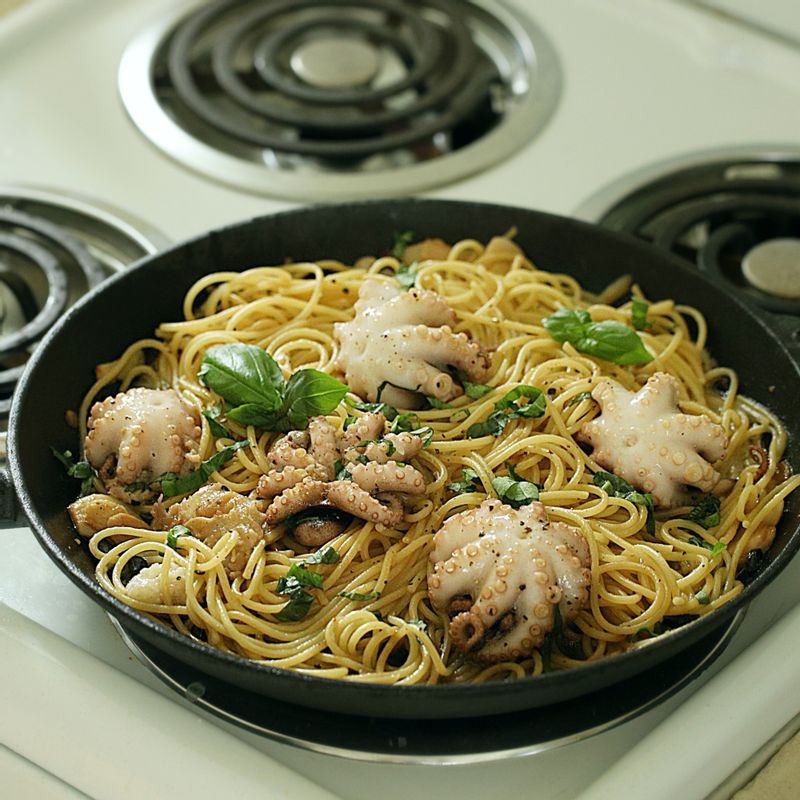 화이트와인을 넣은 후 살짝 볶다가 스파게티면을 넣어 2~3분정도 볶아주세요.
(파스타의 농도는 면수 1/3컵을 넣어 조절해주세요.)