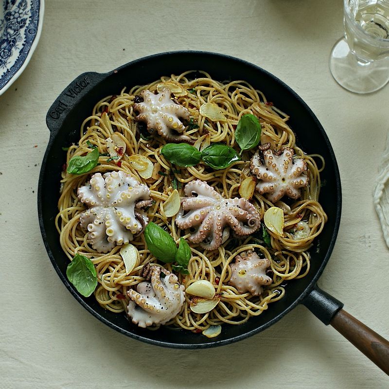 마지막에 약간의 올리브오일, 소금, 후추를 뿌려 간을 한 후 바질잎 또는 파슬리 가루를 뿌려주세요.