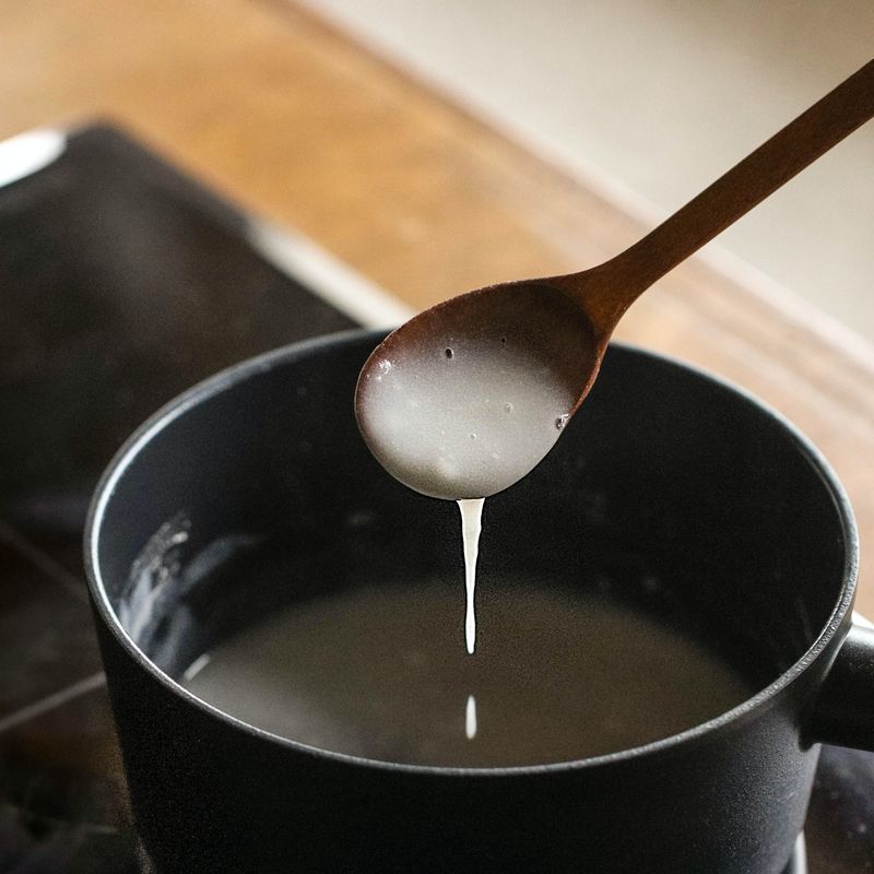 찹쌀풀재료를 잘 풀어준 후 냄비에 넣어 중불에서 저어가며 풀고 기포가 올라오면서 농도가 나면 불을 끄고 식혀주세요.