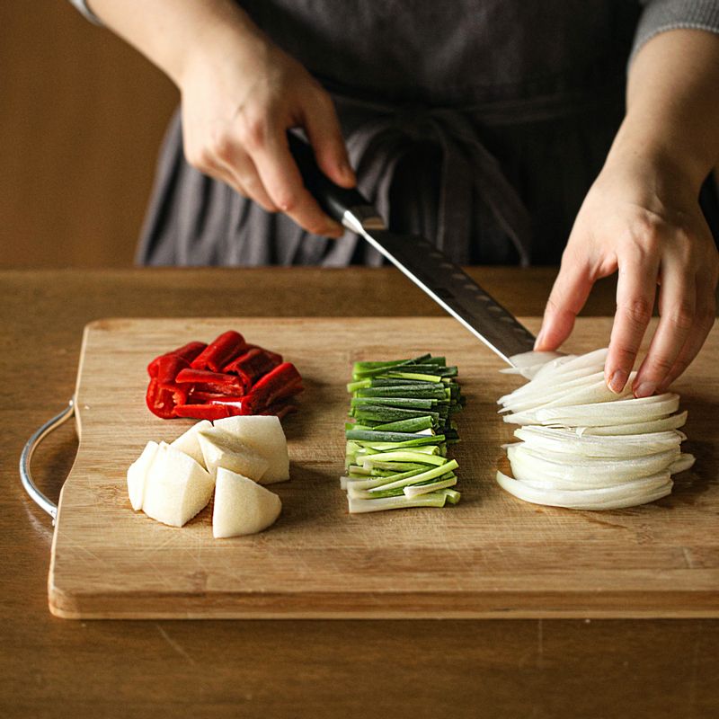 양파는 채를 썰고 실파는 4센치 길이로 썰어주세요. 갈아 줄 재료인 배와 양파는 껍질을 벗기고 큼직하게 썰고 홍고추는 씨를 뺀 후 썰어주세요.