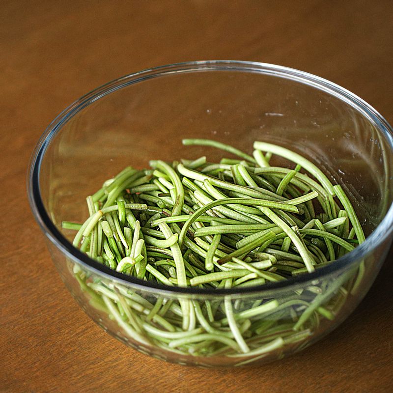 절인 고구마순은 먹기좋게 7센치 길이로 자른 후 김치양념과 실파, 양파채를 넣어 고루 섞고 통깨를 뿌려 김치통에 담고 반나절 실온에 두었다가 냉장보관 해주세요.