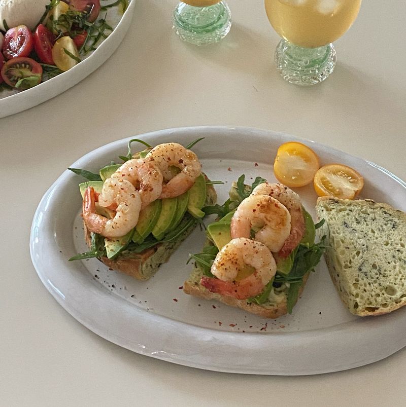 너무 맛있어서 반해버린 아보카도새우 오픈샌드위치
주말 아침 매실 에이드와 함께 먹었어요 소스가 신의 한 수예요. 소스에 머스터드 대신 명란을 넣어도 맛있어요 #오픈샌드위치 #브런치 #아보카도