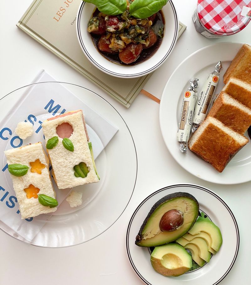 샌드위치에 뭐가 들었는지 찾을수 있어요
재료도 순서만 바꿔서 사등분으로 넣고 순서만 바꿔주면 돼요 #샌드위치 #아보카도샌드위치 #식빵 #홈카페 #집들이 #샐러드