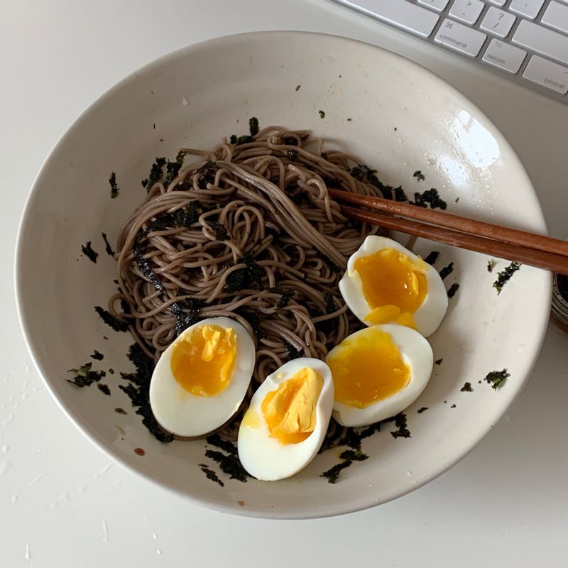 고메공방의 들기름 막국수인데요. 
 고소한 들기름과 시원한 메밀면이 만나 주말 아침으로도 제격이더라구요! 반숙 달걀이랑 같이 먹으니 더욱 꿀맛 : )  #고메공방 #들기름막국수 #반숙달걀