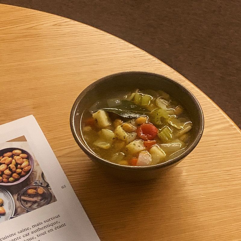 야채 수프에 소시지만 넣었을 뿐인데 엄청 깊은 맛이 나요.
주말이면 정말 자주 해 먹는 베지이즈 레시피랍니다. #야채수프 #베지이즈 #채식