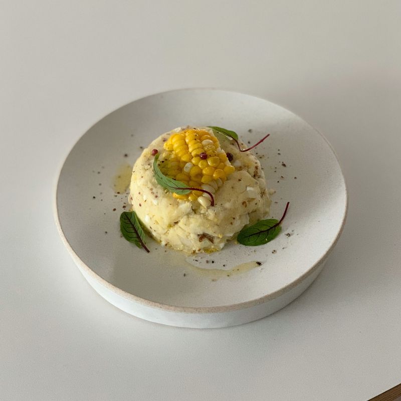 감자샐러드에 초당옥수수를 곁들여 먹으면 아삭아삭 씹히는 식감과 달콤함까지 맛을 더해주어요.
 제 감자샐러드에는 홀그레인 머스타드가 들어가서 조금 더 감칠맛이 난답니다.
 
 🏷 감자샐러드 레시피도 공유드릴께요.
 
 으깬감자 + 버터 + 슬라이스계란 + 잘게 썰은 양파 + 잘게 썰은 사과 + 소금,후추 약간 + 홀그레인머스타드 꿀 마요네즈 1:1:1 비율로 넣으면서 간을 맞추어보셔요 
 (감자 주먹크기 1개 기준 삶은계란 1개 조합, 양파 1/4, 사과 1/4)  #초당옥수수 #감자샐러드 #초당옥수수감자샐러드 #옥수수