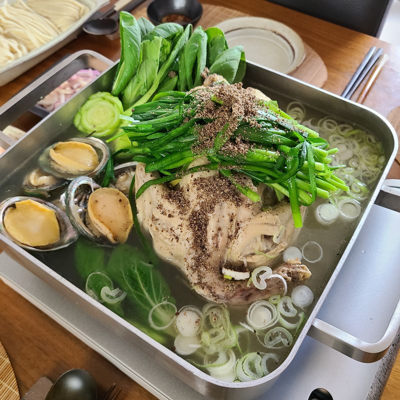 건강한 여름을 위해 닭한마리로 백숙도 먹고 남은 육수로 닭칼국수도 먹어요. #onthetable #food #스타일 #보양식 #복달임 #닭한마리