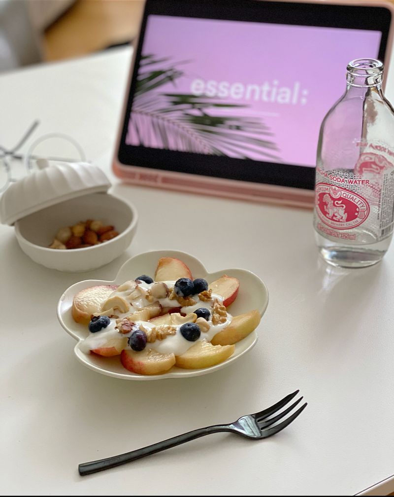 여유로운 휴일! 촉촉한 빗소리 들으며 복숭아 카나페 만들어봤어요.
복숭아🍑에 그릭요거트(마스카포네 치즈도 좋아요!) 견과류 올려 간단하지만 예쁘고 든든하게☺️
손님 접대용으로도 괜찮겠죠? 🍽 #홈카페 #냉털 #디저트 #그릭요거트