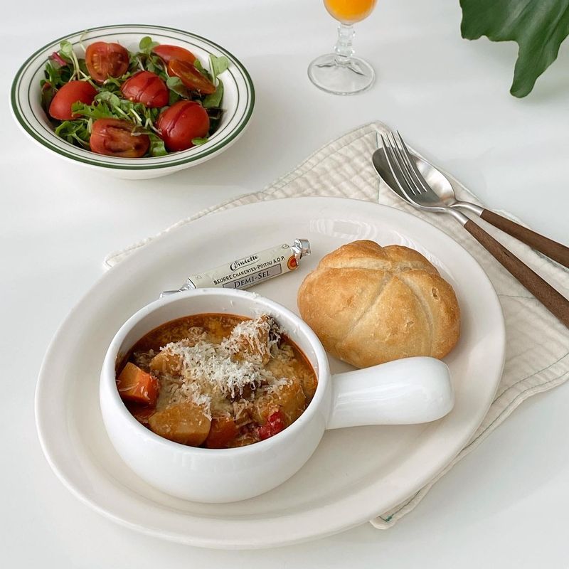 헝가리 고기스튜 굴라쉬
 소고기를 잘게 다진 양파와 각종 야채들을 볶아 압력밥솥에 푹 끓여 만든 스튜에 브뢰첸 빵 같이 먹었어요. ◡̈  한끼 든든하게 먹을 수 있으면서 맥주를 부르는 맛이랍니다 😚🍻  #굴라쉬 #고기스튜 #헝가리고기스튜