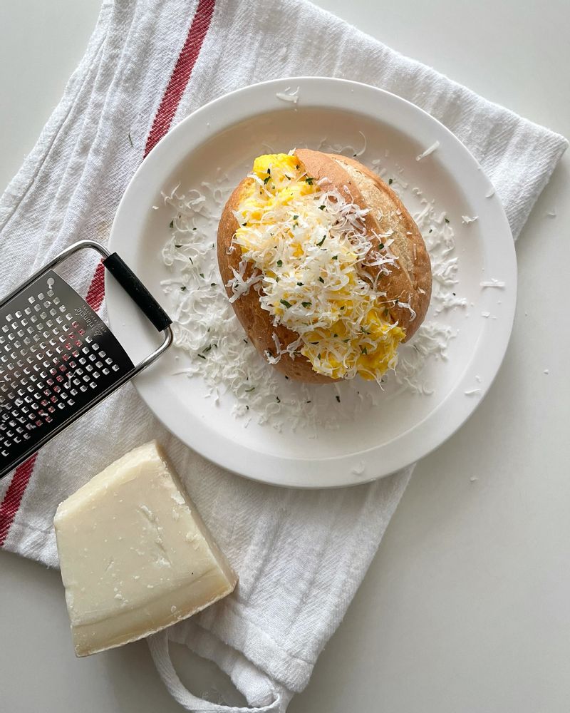 나만을 위한 브런치가 필요할때! 계란, 마요네즈, 피클만 있으면 간단하면서도 맛있는 에그 샌드위치 완료! 브로쳇이라는 빵을 이용했지만 반미나 미니 바게트로 만들어도 맛있을 것 같아요👩🏻🍳 #에그샌드위치 #바게트샌드위치 #브런치 #홈브런치 #샌드위치