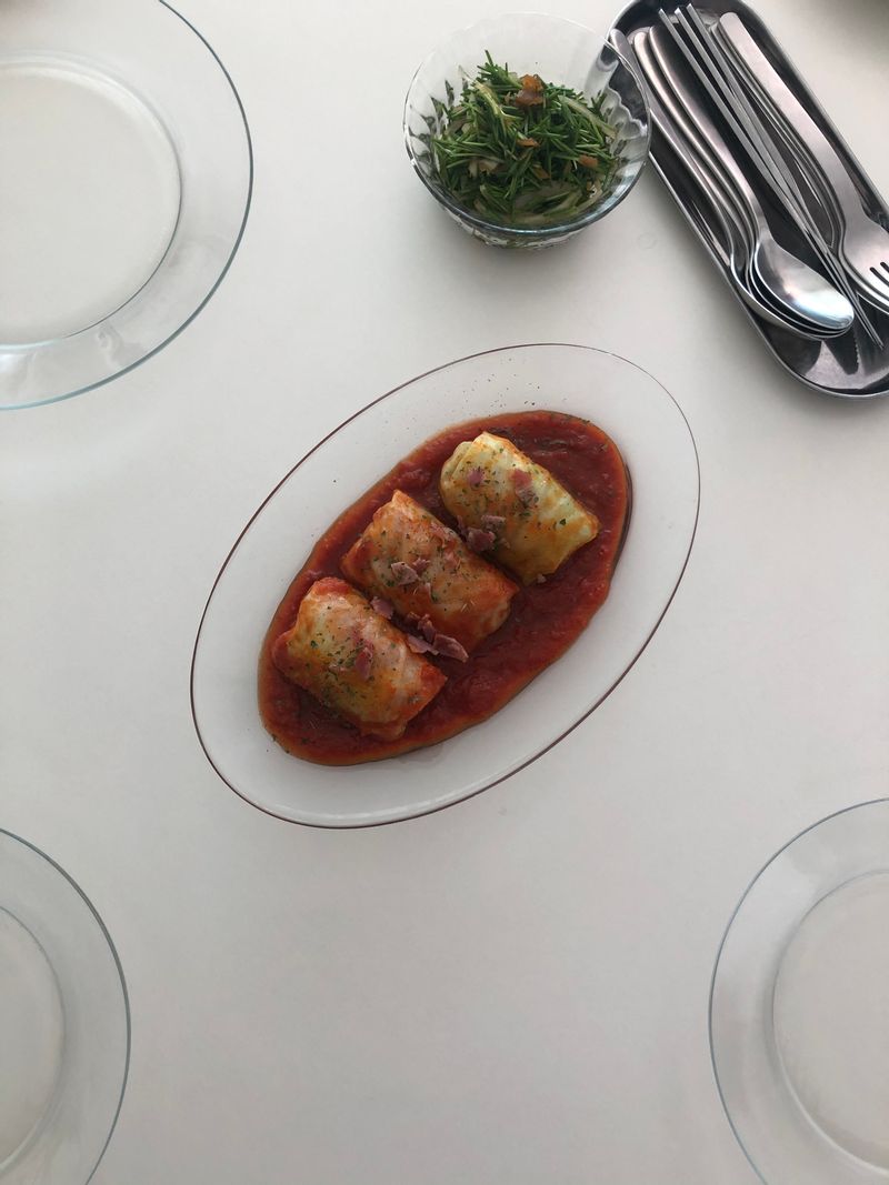 양배추 한통 사면 이것 저것 해먹어도 꼭 남더라구요.. 이번에는 안남기기위해서 큰잎은 이렇게 양배추롤을 해먹었어요! 싸기 힘든 작은 잎들은 쪄서 반찬으로💚  #양배추롤 #양배추요리 #카베츠롤 #집밥 #밑반찬