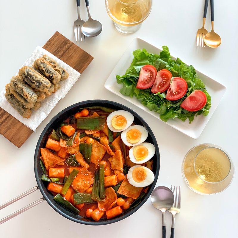 두툼하고 쫄깃한 쌀 떡볶이에 대파만 듬뿍 넣어도 맛이 올라가는 마법~! 삶은 달걀, 김말이 튀김, 샐러드와 함께하니 식탁이 더욱 풍성해 졌어요.  #떡볶이 #쌀떡볶이 #분식 #금미옥 #떡볶이레시피 #떡볶이밀키트