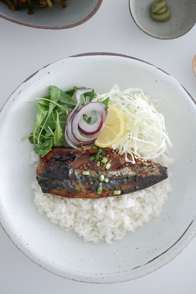 순살 고등어구이로 고등어덮밥 !
고등어가 한번 구워서 온거라 요리하기 정말 쉬워요
고등어 밑간도 너무 잘 되어있어요
한 쪽씩 포장되어 있어서 좋네요 :)
데리야키 소스가 정말 맛있어서 깜짝 놀랐어요
데리야키 소스 만들어 놓고 다른 요리도 만들어봐야갰어요 ^^ #고등어덮밥 #고등어구이 #생선덮밥 #덮밥 #한그릇요리 #화소반