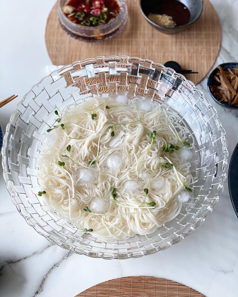 히야시소면 소면을 차가운 얼음물에 담궈 쯔유에 찍어먹는 여름면입니다. 최화정 간장국수 버젼으로 쯔유에 청양고추 넣어 돈까스랑 곁들였더니 간단하지만 든든한 한끼가 되네요   #하야시소면 #여름국수 #돈까스 #여름별미 #국수요리 #하야시소바