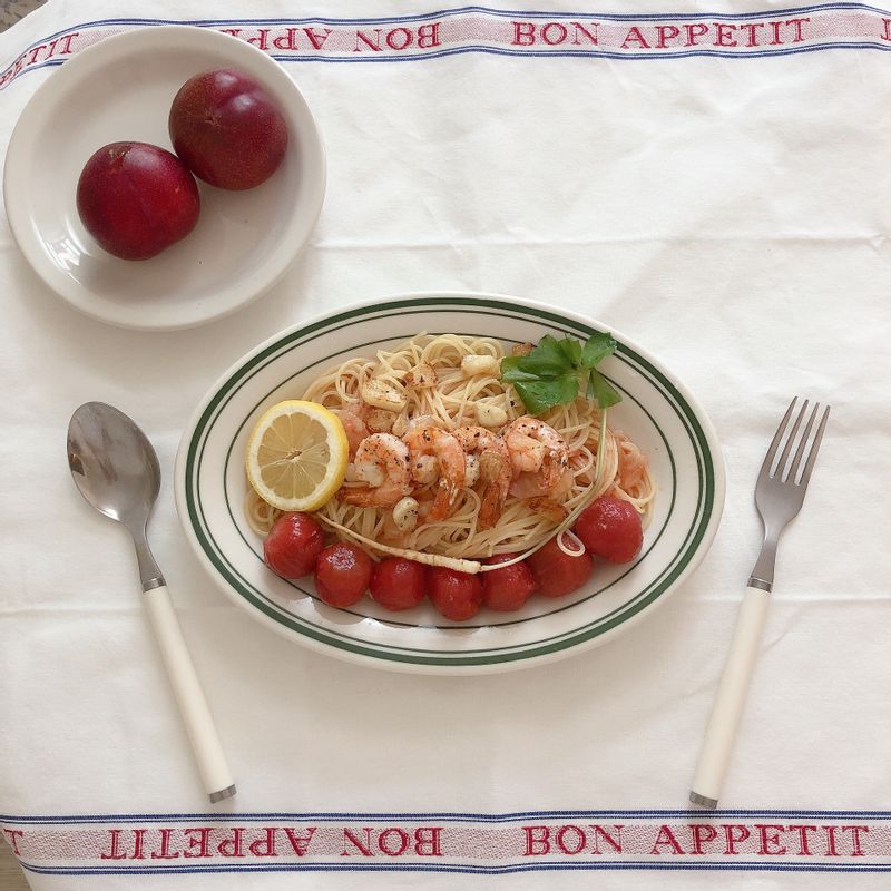 입맛을 돋우는 새콤달콤 토마토 마리네이드 콜드파스타를 만들어봤어요~ 토마토의 빨간 색감이 보기만해도 입에 침이 고이게 만들어요. 여기에 레몬 한조각을 더하고 루꼴라가 없어서 냉털해보니 새싹 인삼 한뿌리가 있어 대신 올렸더니 보양식이 되었네요^^ 집나간 입맛도 돌아오는 콜드파스타 즐겨보세요~ #토마토마리네이드 #콜드파스타 #토마토콜드파스타 #파스타 #홈카페 #홈스토랑 #토마토 #저녁메뉴 #여름음식 #냉파스타