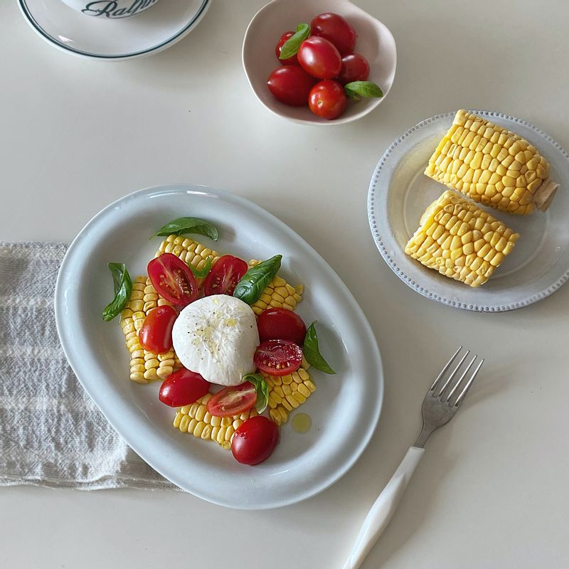 부라타샐러드 레시피
 주말아침이면 우리의식탁 레시피로 브런치 만드는 즐거움이 있어요~ 몽글몽글한 부라타치즈와 신선한 토마토랑 달달한 초당옥수수랑 같이 먹으니까 너무 맛있어요~ 오발 플레이트로 셋팅했는데 깔끔한 디자인이여서 어느 요리에나 다 잘어울려서 잘 사용하고 있어요:))  #홈브런치 #브런치 #부라타치즈 #샐러드 #초당옥수수 #주말아침 #감성키친템 #옥수수