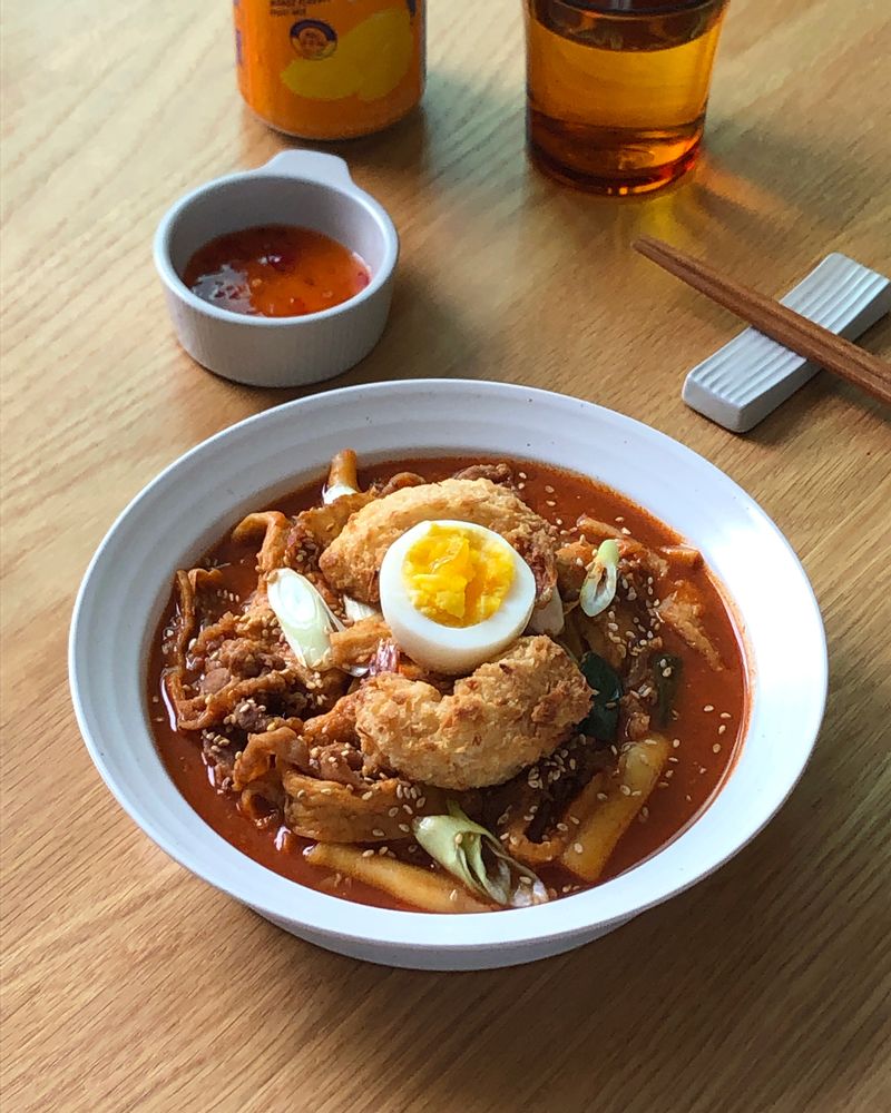 최애 힐링 푸드 우삼겹 떡볶이 & 코코넛 빅 쉬림프! 매콤 달콤한 이지잇 우삼겹 떡볶이와 중독적인 코코넛 향이 꽉찬 퉁퉁한 코코넛 빅 쉬림프! 이조합은 사랑입니다 ..맥주와 함께라면 더 최고네요🧡  #우삼겹떡볶이 #코코넛빅쉬림프 #떡튀맥 #떡볶이 #코코넛쉬림프 #이지잇