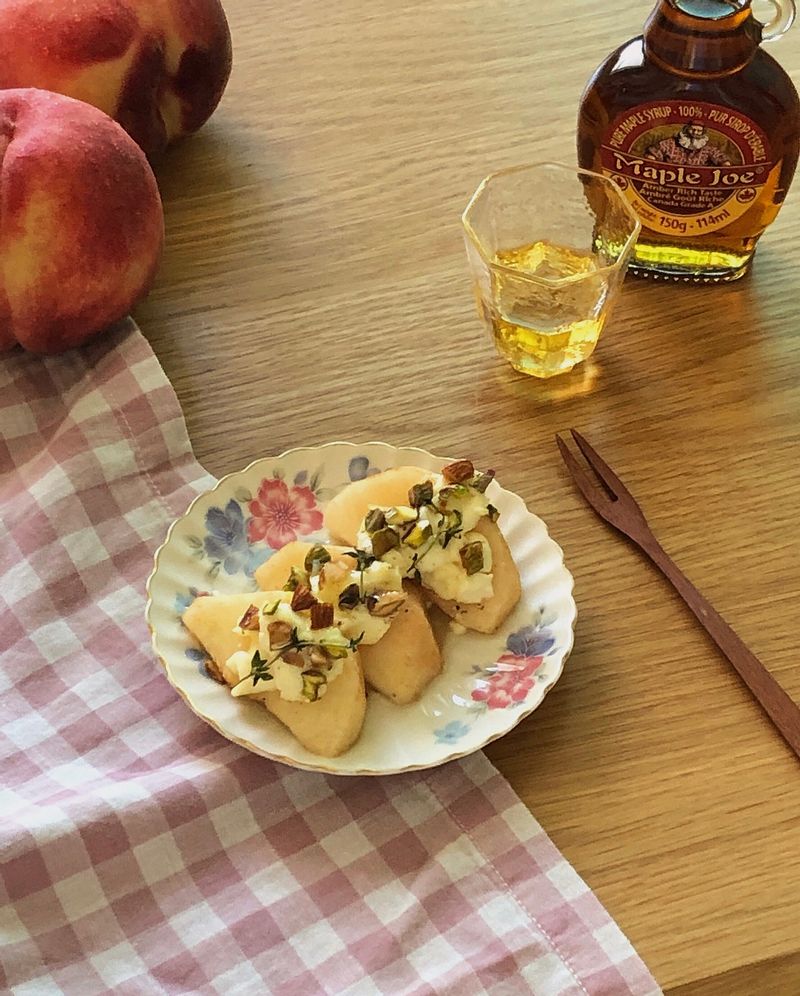 여름 보약 복숭아 마스카포네치즈 카나페 🍑 영양만점 복숭아가 치즈와 견과류를 만나 더 건강해졌어요. 화이트 와인 안주로도 아주 잘 어울릴것 같아요. 오늘 낮술 갑니다🥂🏝 #복숭아마스카포네치즈카나페 #와인안주 #낮술 #홈디저트 #복숭아디저트 #마스카포네치즈 #간단안주