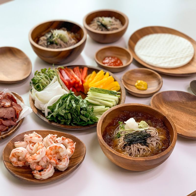 메밀 농축 소스로 간편하게 메밀소바를 만들고 이지 필 랍스터새우를 곁들인 월남쌈과 함께 차린 식탁입니다. #메밀소바 #월남쌈 #메밀면 #메밀장국 #여름별미 #메밀요리 #랍스터새우 #새우