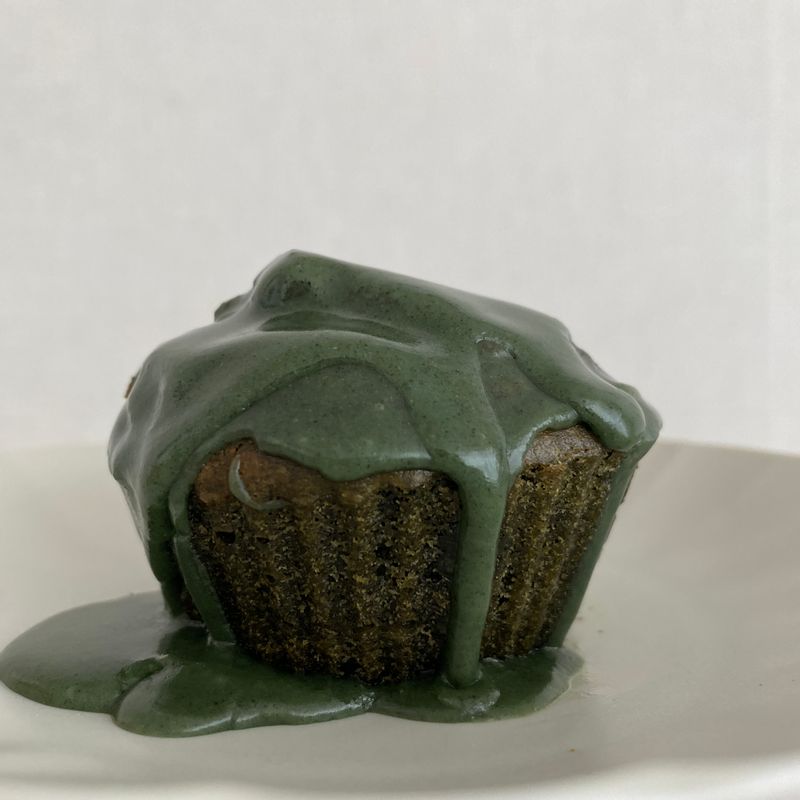 "첫 베이킹에 성공했어요!
 쑥을 좋아해서, 한번 시도해봤는데
 오! 생각보다 쉽고 재밌네요☺️
 달콤하면서 쑥향 팡팡🌱 "  #비건빵 #베이킹 #홈베이킹 #쑥머핀 #쑥요리 #비건레시피 #꽃플레이트