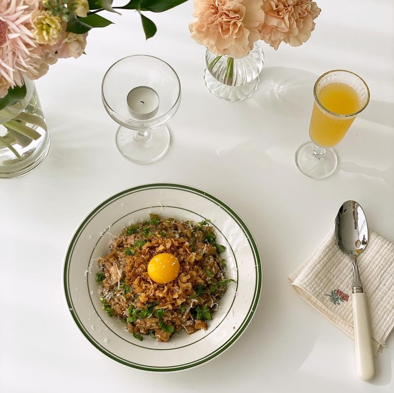 어니언치킨리조또/ 양파와 치킨 치즈의 조합으로 만든 리조또는 어디 레스토랑 부럽지 않아요:) 노른자 포인트로 비주얼도 완벽하게 플레이팅 했어요! #리조또 #어니언치킨리조또 #치킨리조또 #어니언치킨 #리조또레시피