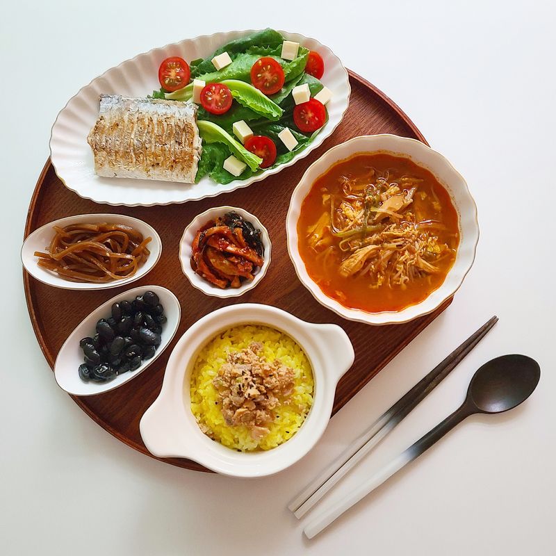 장마로 축 ~ 쳐지는 아침! 얼큰하고 뜨끈한 닭개장 한그릇에 도톰한 갈치 노릇하게 구워내고 달고기쌈장 곁들여 든든히먹고 힘내보아요.  #집밥 #닭개장 #갈치구이 #1인밥상 #혼밥 #한식