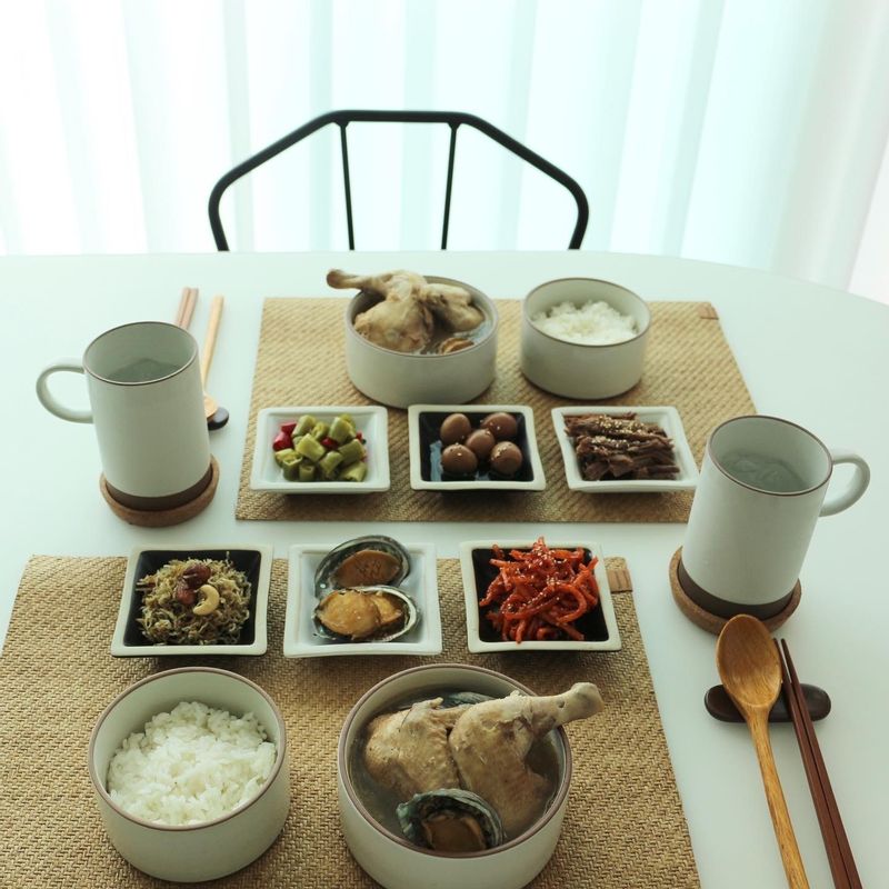 여름엔 먹어줘야해요 전복황태삼계탕.  반찬도 전복버터구이 소고기장조림으로  보양특집 한상이 되었어요 😍  #전복황태삼계탕 #전복버터구이 #쇠고기장조림 #진미채볶음 #멸치볶음 #여름보양식 #전복요리 #집밥