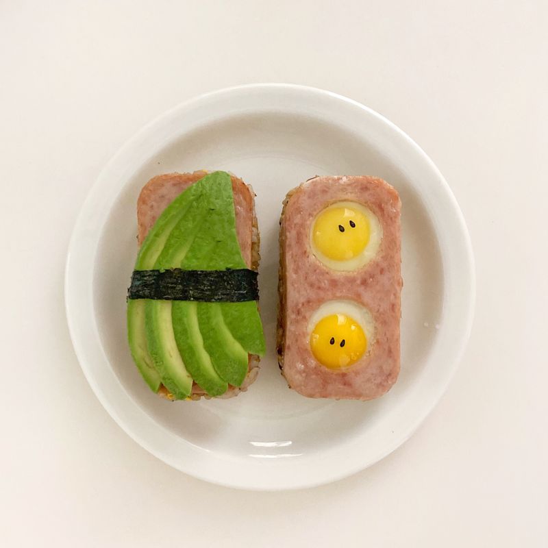 스팸 아보카도 무스비 🥑 
 스팸 아파트에 입주한 메추리알 주민 두 분 🥰 집이 좁아보이네요 😵💫  #스팸무스비 #아보카도무스비 #무스비 #아보카도 #스팸 #주먹밥 #간단레시피