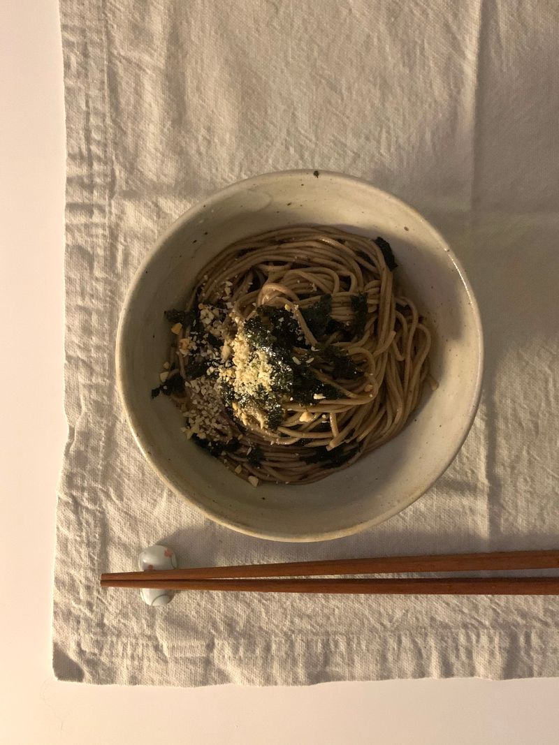 "여름엔 들기름 막국수만 있으면 한끼 뚝딱이에요!! 고소하고 짭짤하면서 호로로록 자꾸자꾸 먹게되는 맛이랍니다😋
 조리법이 간단해서 너무 좋은데, 양도 많아서 더 좋아요!! "  #막국수 #들기름막국수 #고메공방 #밀키트추천 #면요리 #들기름