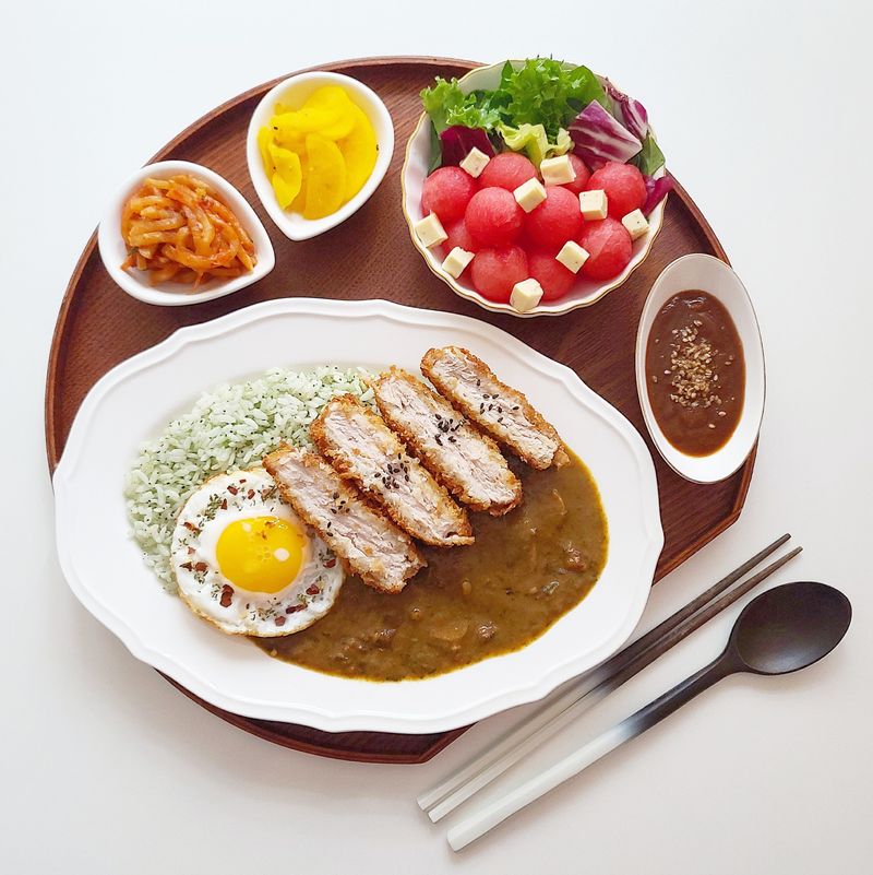 맛있는 돈까스를 보면 늘 생각나는 카레! 따끈한 카레덮밥 위에 이지잇 두툼 통통까스와 빠지면 섭한 반숙후라이를 곁들였어요. 자칫 느끼할 수 있는 반숙후라이엔 크레쉬드 페퍼를 뿌리면 보기도 좋고 맛도 좋아요. #돈까스덮밥 #돈까스 #카레 #카레돈까스 #카레라이스 #이지잇통통까스