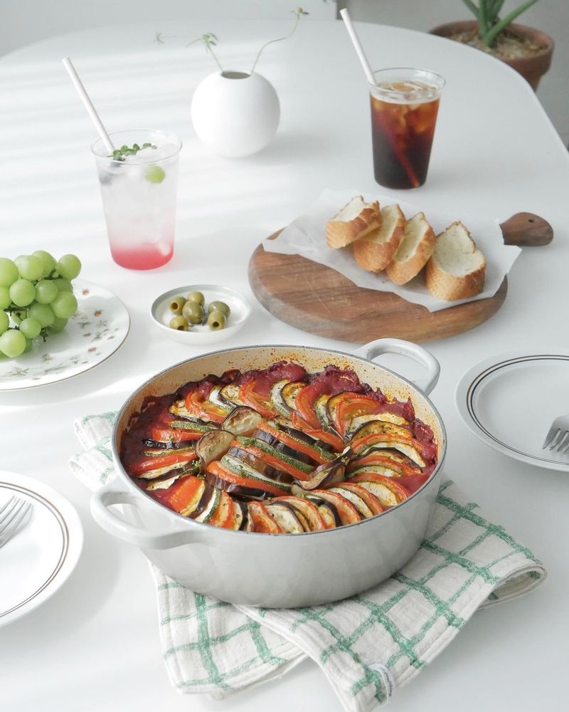 "이름도 만드는 과정도 재미있는 라따뚜이 :) 냉장고에 라따뚜이 재료들이 다 있어서 만들어봤어요 오븐에 구웠더니 위에 올린 야채들 식감이 쫀득하니 너무 맛있구요 :)
 바게트빵에 소스랑 야채 곁들여 먹으니 
 프랑스 가정집에 온거 같더라구요 ^^"  #라따뚜이 #가지요리 #프랑스가정식 #가지 #프랑스요리 #홈브런치 #브런치