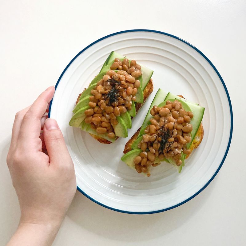 부드러운 호밀빵에 머스터드를 바르고 오이와 아보카도, 낫또를 얹어줬어요.
오이의 아삭함이 자칫 느끼할 수 있는 샌드위치를 잡아준답니다 ! #낫또스트 #낫또샌드위치 #비건샌드위치 #샌드위치