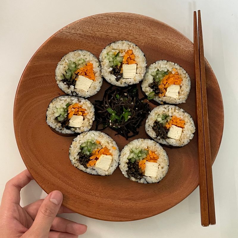 "오독오독 톳 김밥👩🏻🍳
오늘은 톳장을 이용해서 김밥을 말아주었어요✨
톳장은 처음 먹어보았는데요~
오독오독한 식감에 느끼함을 잡아주는 맛있는 간장양념 베이스의 장아찌랍니다🧚🏻
레시피는 우리의식탁 ‘톳 김밥’ 레시피를 참고해서 만들었답니다🥰
저는 추가로! 톳장에 들기름 1, 쪽파 쫑쫑, 깨 톡톡 뿌려서 김밥이랑 곁들여 먹었는데 넘 맛있네용🤭
꼬들꼬들 오독오독한 매력이에요🧡" #톳김밥 #톳장 #톳장아찌 #톳요리 #김밥