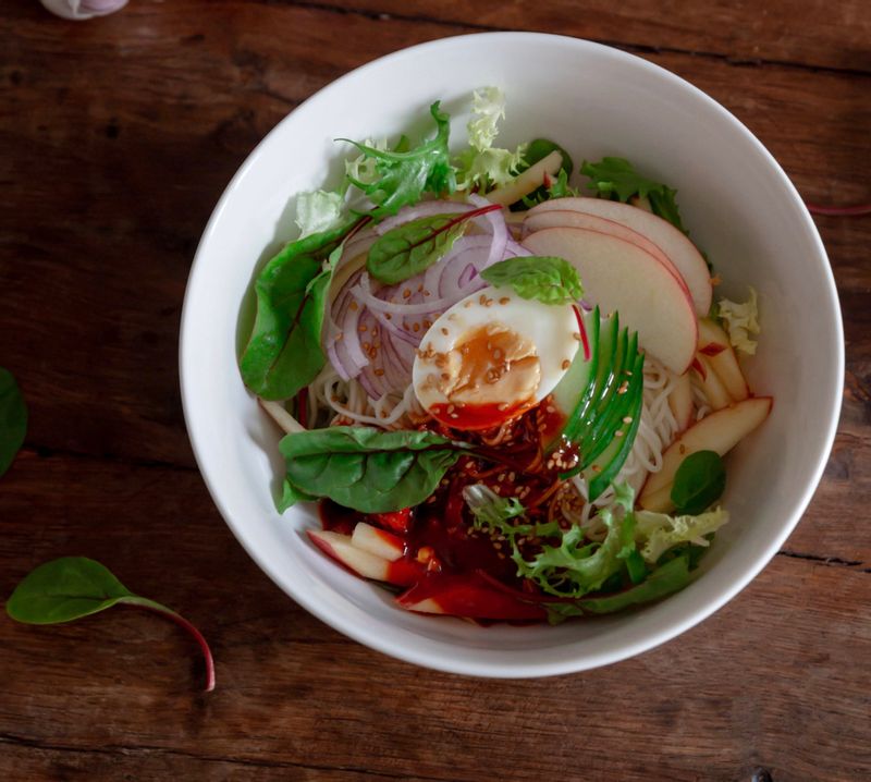 매콤한 양념장 넣고 새콤한 사과 듬뿍 넣어 비빔국수 만들었어요~! 비빔국수는 늘 맛있어!   #비빔국수 #국수요리 #면요리 #비빔면 #국수