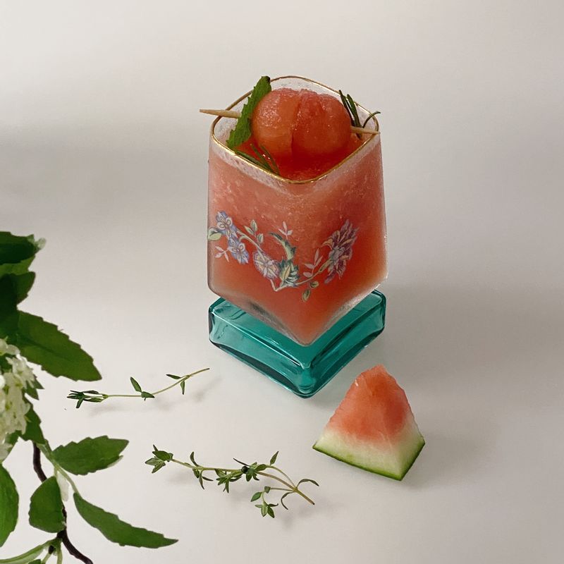 이번 여름 남편과 둘이서 수박을 벌써 6통째...
없어서는 안될존재에요 ㅠㅜ 그냥 먹어도 너무 맛있지만 새콤한 레몬과 톡쏘는 사이다를 함께 갈아서 먹으니 갈증해소엔 이만한게 없더라구요 ^^
#수박레몬에이드 #수박주스 #수박