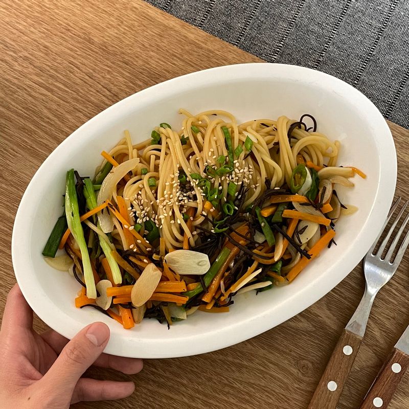 "톳장을 넣어 만든 톳파스타👩🏻🍳
제주도 톳장아찌를 구매하셨다면(하실 계획이시라면) 맛있는 톳파스타 만들기를 추천드려요!
📍톳파스타 만들기
•스파게티 면을 먼저 끓여주세요!
•마늘 편썰기, 양파 & 당근은 채썰기해서 팬에 볶아주세요
•재료가 어느정도 익으면 적당량으로 자른 청양고추와 톳장, 간장소스를 넣어주세요!(2-3분 익히기)
•팬에 면과 면수를 넣고 양념이 골고루 베이게 해주세요
•불을 끄고 쪽파(실파)를 올려 열기에 적당히 익도록 슥슥 저어주세요!
•참기름 1/2스푼 두르면 진짜 끝!
📌간장소스 만들기
•간장 1, 쯔유 1.5, 올리고당 1/2, 식초 1/2스푼, 후추 적당량
국물을 자작하게 만들어 먹어도 참 맛있을거 같아요☺️" #톳파스타 #톳장 #톳장아찌 #파스타 #톳요리