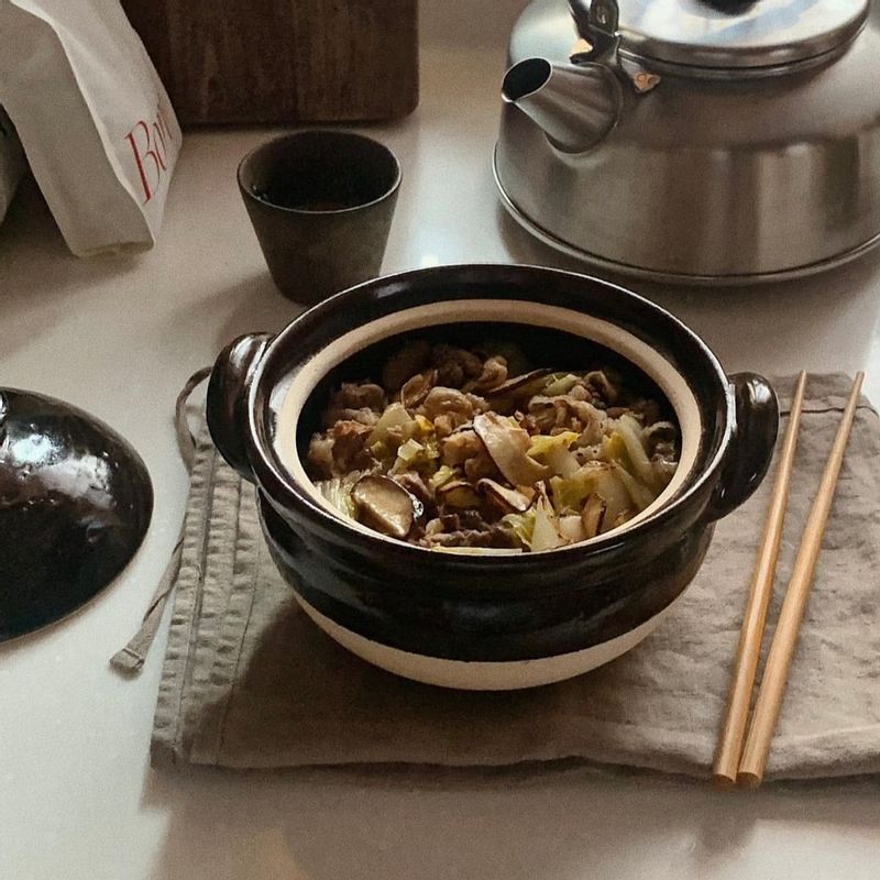 알배추와 차돌박이의 조합이 너무 맛있었던 솥밥이에요. 양념장에 비벼먹으면 너무 맛있답니다. 이 레시피 추천드려요! #차돌박이솥밥 #솥밥 #뚝배기 #도나베 #차돌박이요리 #돌솥밥 #한그릇요리 #이가모노