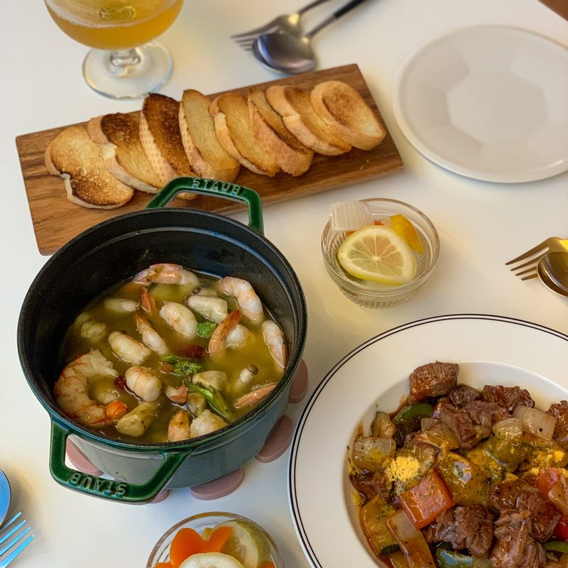 "이지잇 밀키트 덕분에 우리집이 맛집!!
 찹스테이크 고기가 질기지 않아 아이들도 잘 먹고 무엇보다 스노우시즈닝이 들어간 소스가 정말 맛있었어요. 바질페스토 감바스 먹은 뒤 마지막에 파스타 넣는 건 국룰이죠? 😉"  #감바스 #찹스테이크 #밀키트 #바질페스토감바스 #홈쿡 #이지잇 #초대요리 #밀키트