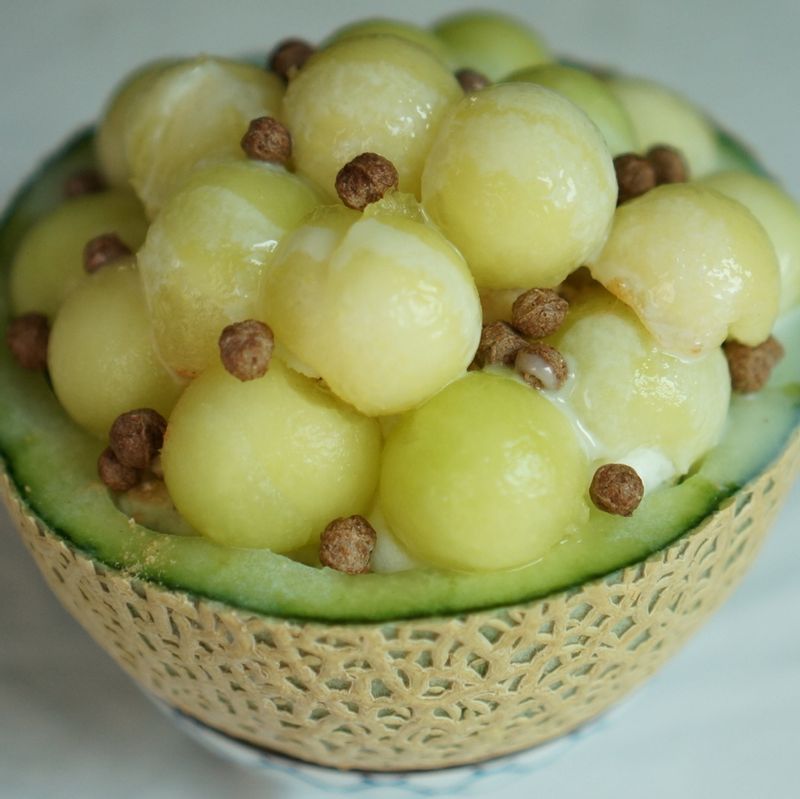 멜론이 맛있고 착한 가격일 때 해먹기 좋은 멜론빙수입니다. 우유와 생크림, 연유를 섞어 얼린다음 갈아 스쿱으로 동글하게 만든 메론과 기호에 맞는 토핑을 올리면 집에서도 훌륭한 까페빙수 즐길 수 있어요. #멜론빙수 #메론빙수 #홈카페 #빙수 #과일빙수 #홈디저트 #멜론 #메론