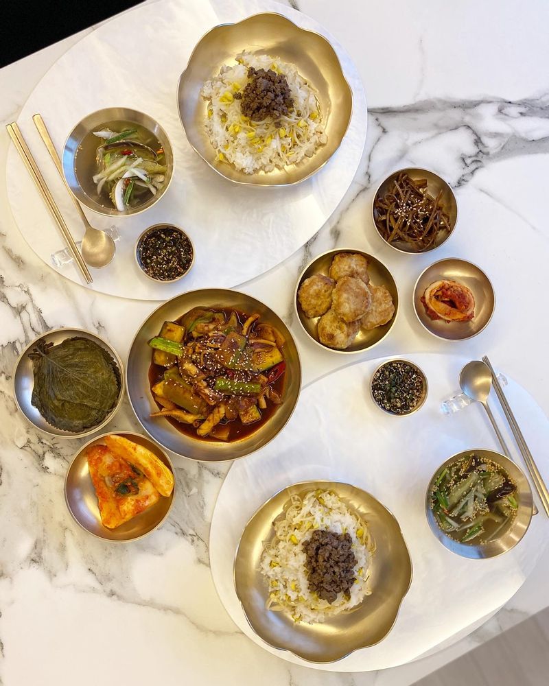 간단하게 먹기좋은 한그릇음식 콩나물밥해서 유기그릇에 담아서 세팅 해 보았습니다.   #콩나물밥 #한그릇음식 #집밥 #콩나물 #콩나물요리 #일품요리