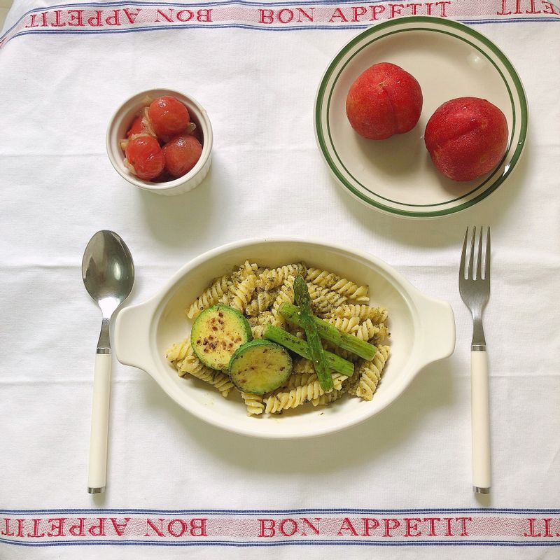 바질페스토만들기 키트로 파스타를 뚝딱 만들었어요. 아스파라거스와 애호박 구이를 함께 먹으니 더욱 든든한 한끼가 되었어요. 
 바질페스토는 많이 먹으면 느끼할 수 있는데, 새콤달콤한 토마토 마리네이드를 곁들이니 2그릇도 뚝딱 먹을 수 있을거같아요.   #바질페스토 #바질페스토파스타 #파스타