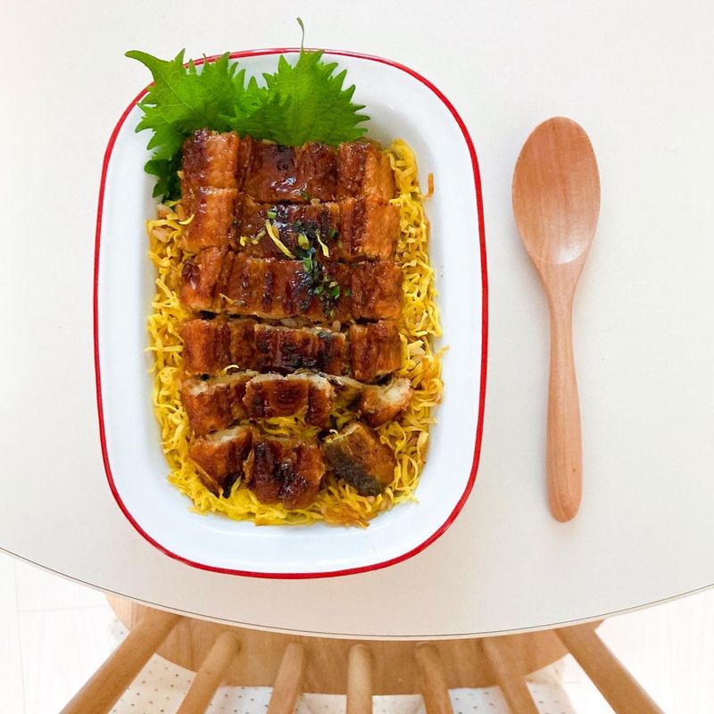 장어덮밥 ✨  포슬포슬 계란 지단을 듬뿍 얹은 장어덮밥이에요.  밥 한 숟가락에 장어 한 점, 지단 약간 올리고 고추냉이 살짝 더해 먹으면 정말 맛있답니다 : )  #장어덮밥 #장어구이 #복날 #보양식 #장어요리 #한그릇요리 #장어 #덮밥