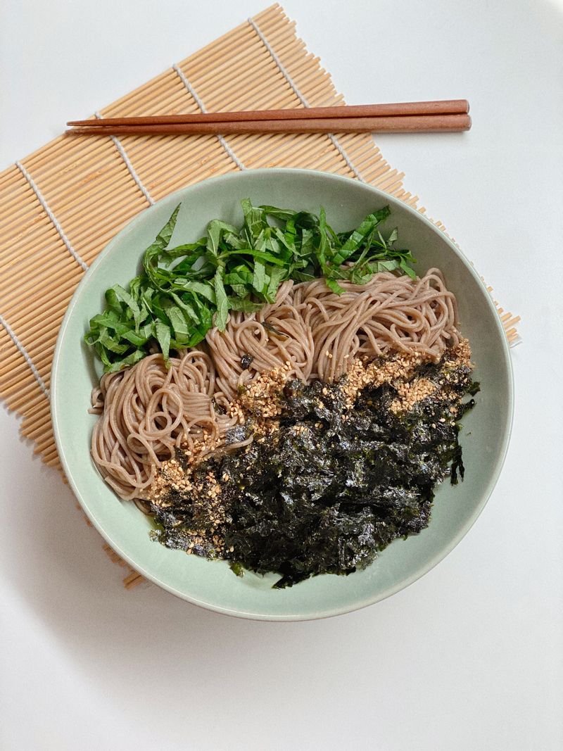 "면을 좋아하지 않는데 맛있게 먹은 들기름막국수! 물에 빠진 면보다는 이렇게 비벼먹는 걸 더 좋아하나봐요 :) 면 삶는 것 빼면 불도 안 쓰고 너무 간편해서 더 좋은걸요? 깻잎만 얇게 썰어서 추가해주고 김가루는 아낌없이 가득! 순삭입니다..🤫"  #들기름막국수 #들기름비빔면 #국수요리 #메밀면 #들기름 #막국수 #밀키트추천